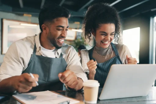 mudanças mei - pequenos empreendedores comemoram em frente ao notebook