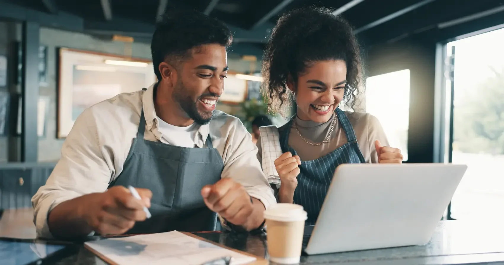 mudanças mei - pequenos empreendedores comemoram em frente ao notebook